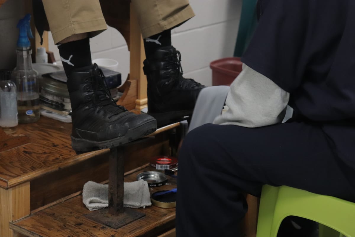 Making ends meet at guard’s feet